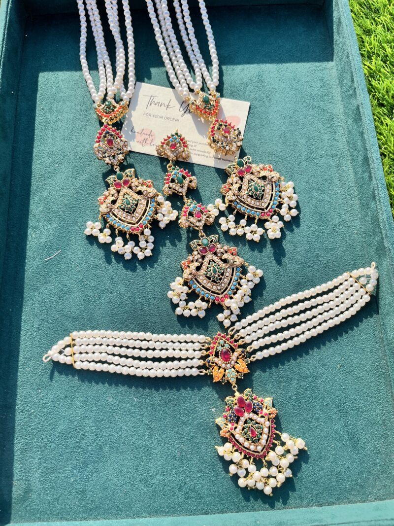 Nauraten choker set