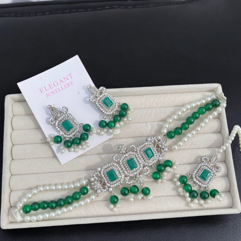 Eshal choker set