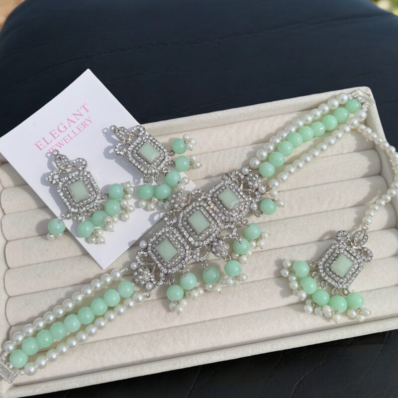 Eshal choker set