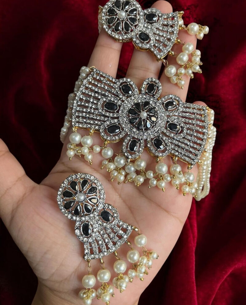 Belgium choker set