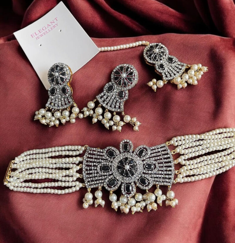 Belgium choker set
