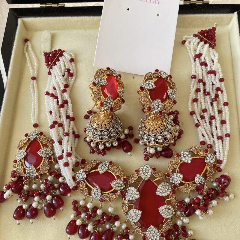 Meena choker