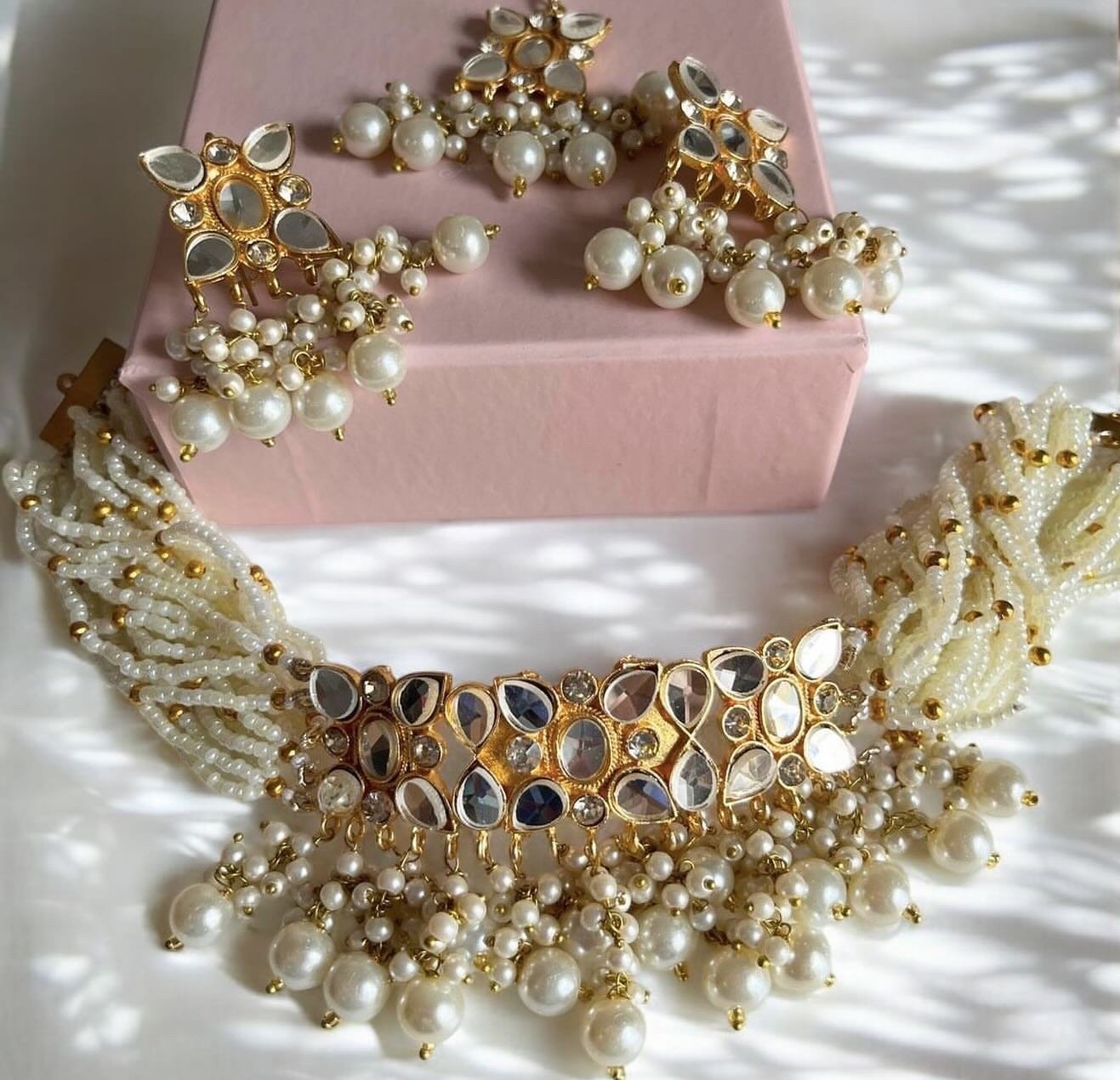 Minal choker white