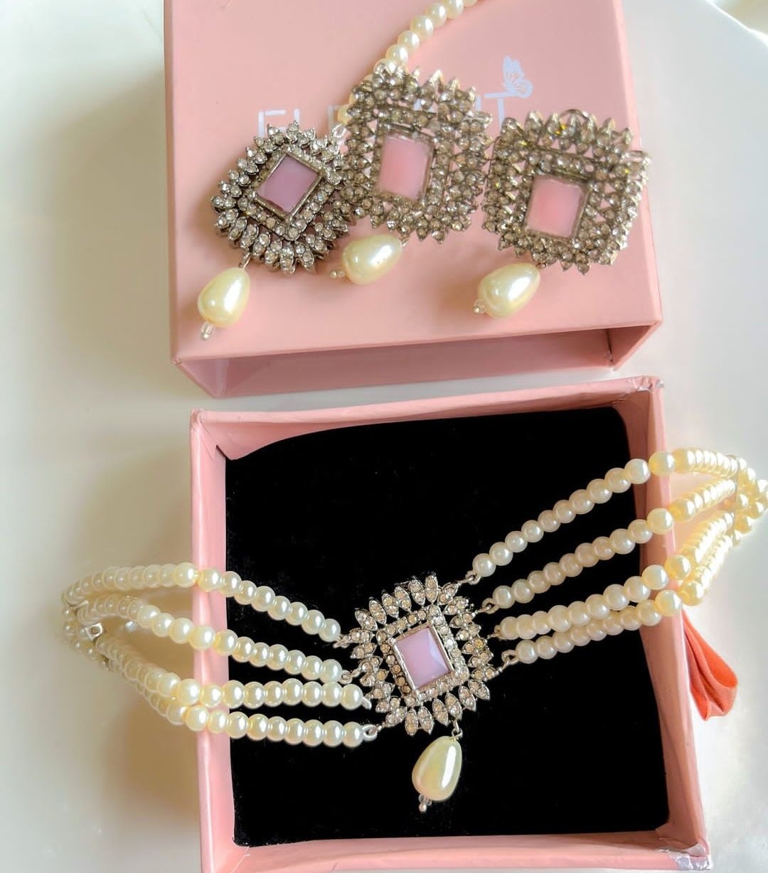 Jennifer pink choker