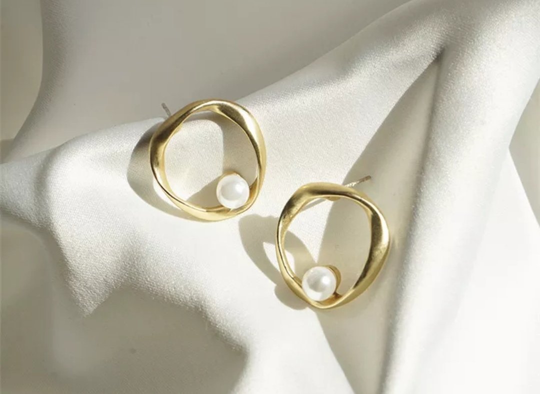 Chic pearl studs