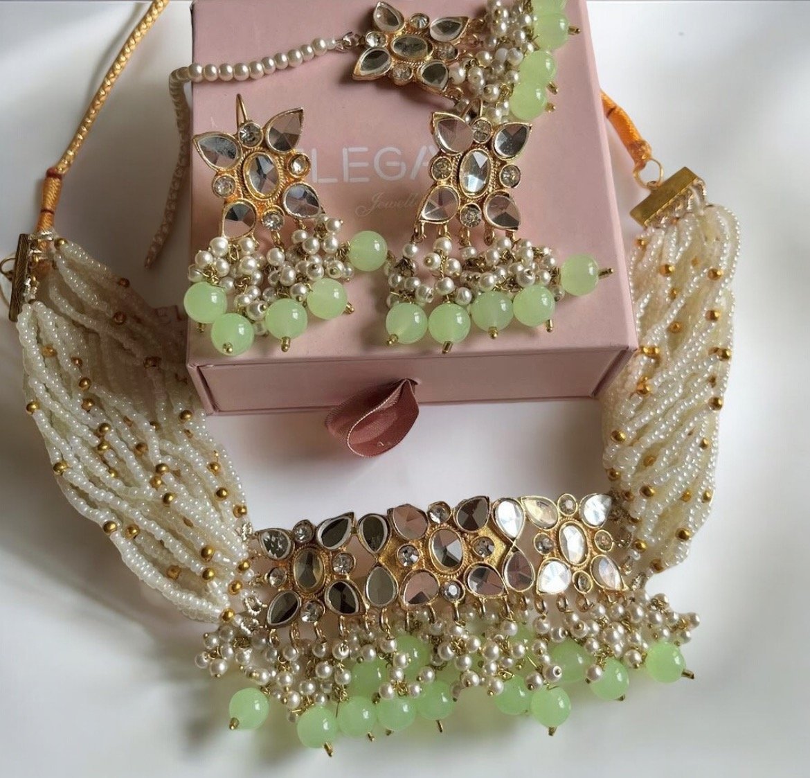 Minal choker pistachio