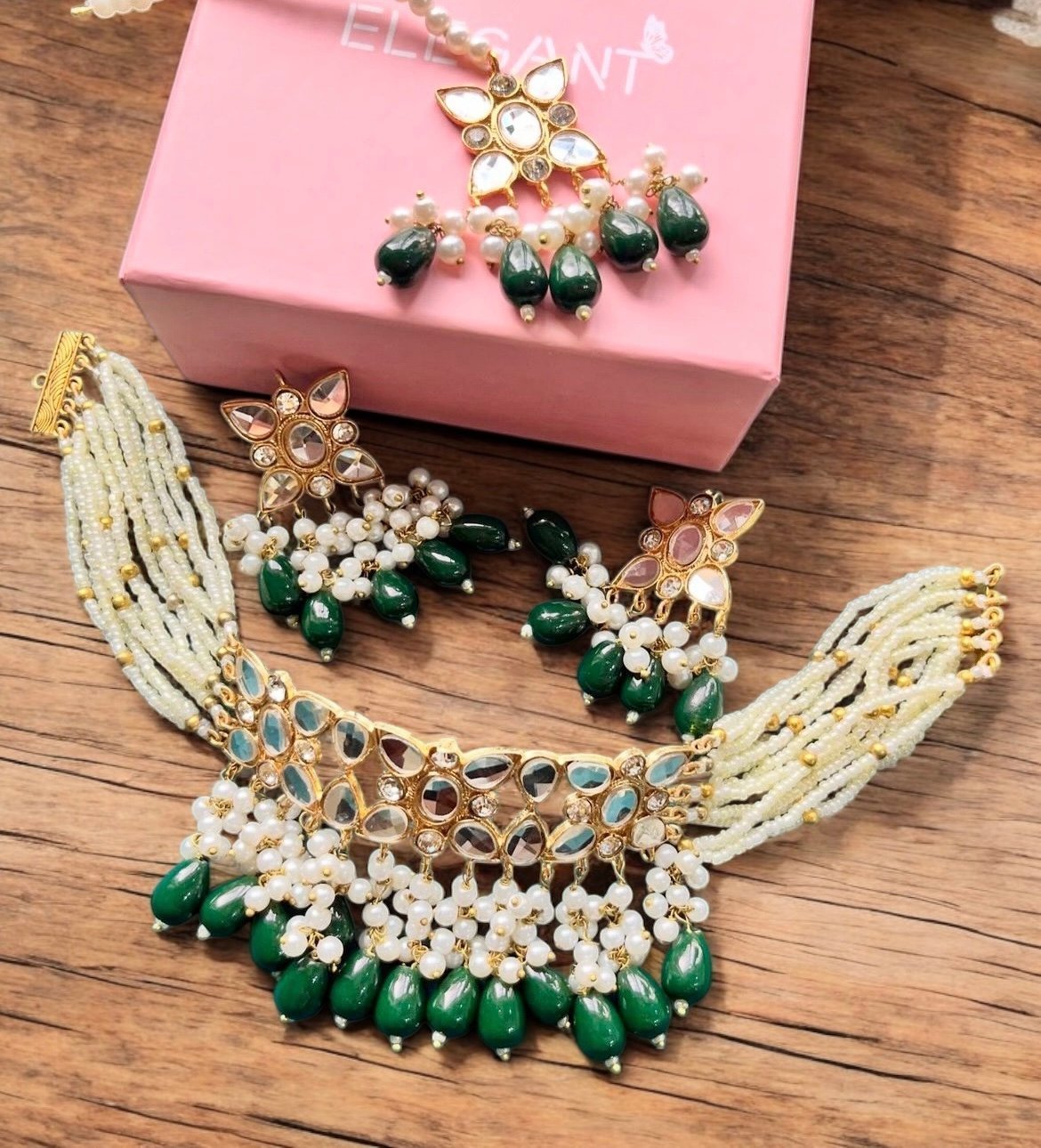 Green minal choker